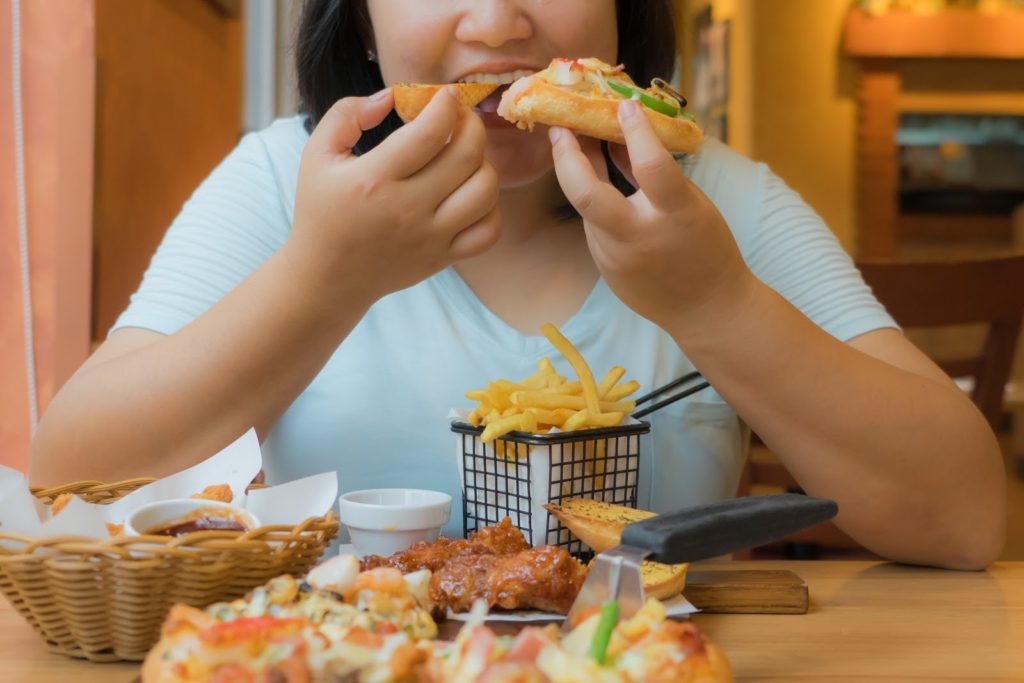 woman eating fast food